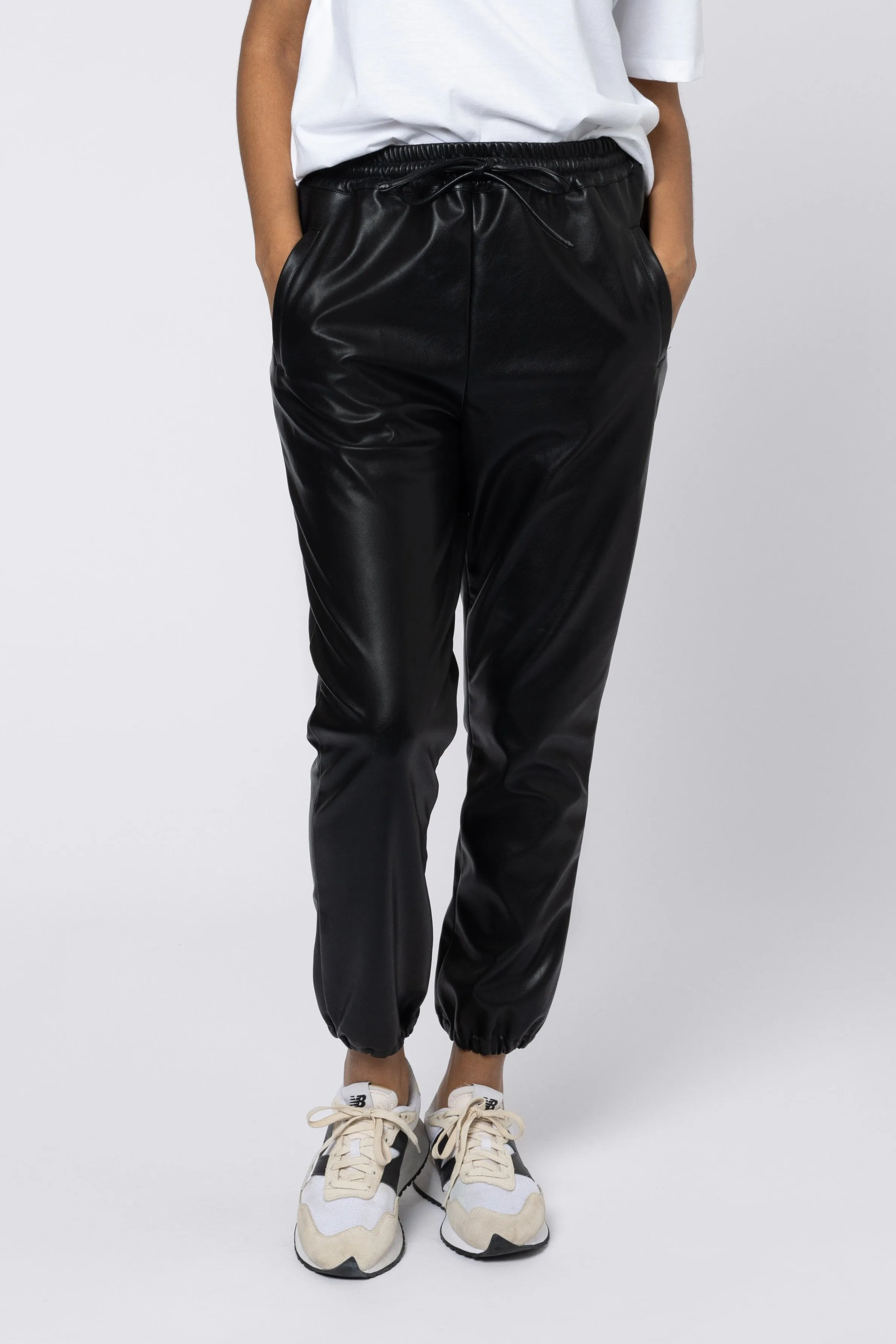 JULIETTE BIO PU JOGGER (BLACK)